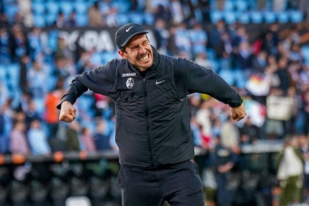 Spanien: Fussball UEFA Europa-League 2025 - 2026, Viertelfinale (Rückspiel) - Celta Vigo vs SC Freiburg - Balaidos (Vigo): Freude, Emotionen, Jubel beim Julian Schuster (SC Freiburg, Trainer) Geste, Gestik, Mimik, Gesichtsausdruck, Emotion Copyright: xJOERANxSTEINSIEKx