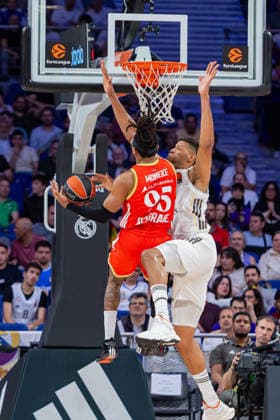 ESP: Real Madrid v Crvena Zvezda Meridianbet Belgrade Euroleague. Edy Tavares of Real Madrid and Moneke of Crvena Zvezda during the Euroleague match, between Real Madrid and Crvena Zvezda Meridianbet Belgrade played at Movistar Arena Stadium on April 16, 2026 in Madrid Spain Madrid Spain Basketball Copyright: xAlbaxPachecox xAgenciaxLOFx