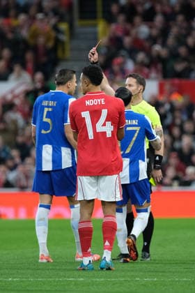 NOTTINGHAM, ENGLAND - APRIL 16: Jan Bednarek of FC Porto recieves a red card for a foul on Chris Wood of Nottingham Forest during the UEFA Europa league quarter final football match between Nottingham Forest and FC Porto at City Ground on April 16, 2026 in Nottingham, England Copyright: xPaulxBonserx xSportsxPressxPhotox Sportspressphoto_SPR130870