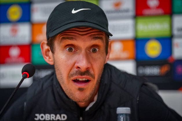 Spanien: Fussball UEFA Europa-League 2025 - 2026, Viertelfinale (Rückspiel) - Celta Vigo vs SC Freiburg - Balaidos (Vigo): Julian Schuster (SC Freiburg, Trainer) Pressekonferenz, Medien, Mimik, Gesichtsausdruck, Emotion Copyright: xJOERANxSTEINSIEKx