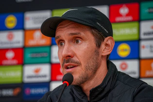 Spanien: Fussball UEFA Europa-League 2025 - 2026, Viertelfinale (Rückspiel) - Celta Vigo vs SC Freiburg - Balaidos (Vigo): Julian Schuster (SC Freiburg, Trainer) Pressekonferenz, Medien, Mimik, Gesichtsausdruck, Emotion Copyright: xJOERANxSTEINSIEKx