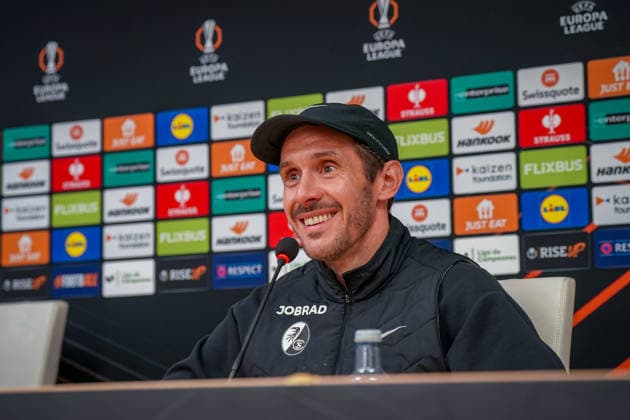 Spanien: Fussball UEFA Europa-League 2025 - 2026, Viertelfinale (Rückspiel) - Celta Vigo vs SC Freiburg - Balaidos (Vigo): Julian Schuster (SC Freiburg, Trainer) Pressekonferenz, Medien, Mimik, Gesichtsausdruck, Emotion Copyright: xJOERANxSTEINSIEKx