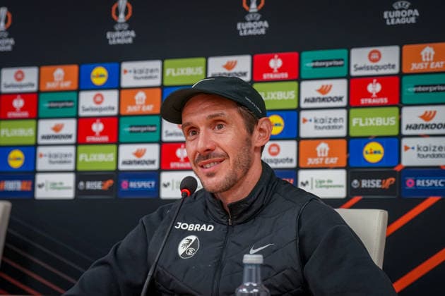 Spanien: Fussball UEFA Europa-League 2025 - 2026, Viertelfinale (Rückspiel) - Celta Vigo vs SC Freiburg - Balaidos (Vigo): Julian Schuster (SC Freiburg, Trainer) Pressekonferenz, Medien, Mimik, Gesichtsausdruck, Emotion Copyright: xJOERANxSTEINSIEKx