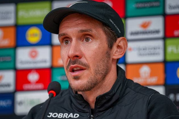 Spanien: Fussball UEFA Europa-League 2025 - 2026, Viertelfinale (Rückspiel) - Celta Vigo vs SC Freiburg - Balaidos (Vigo): Julian Schuster (SC Freiburg, Trainer) Pressekonferenz, Medien, Mimik, Gesichtsausdruck, Emotion Copyright: xJOERANxSTEINSIEKx