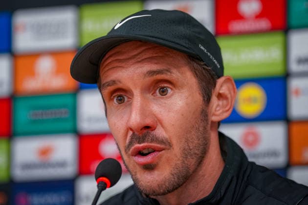 Spanien: Fussball UEFA Europa-League 2025 - 2026, Viertelfinale (Rückspiel) - Celta Vigo vs SC Freiburg - Balaidos (Vigo): Julian Schuster (SC Freiburg, Trainer) Pressekonferenz, Medien, Mimik, Gesichtsausdruck, Emotion Copyright: xJOERANxSTEINSIEKx