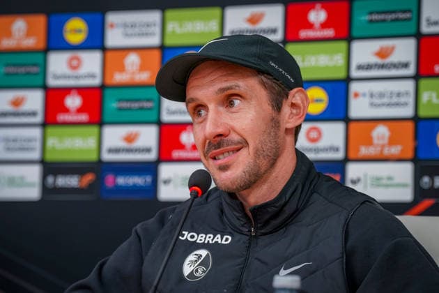 Spanien: Fussball UEFA Europa-League 2025 - 2026, Viertelfinale (Rückspiel) - Celta Vigo vs SC Freiburg - Balaidos (Vigo): Julian Schuster (SC Freiburg, Trainer) Pressekonferenz, Medien, Mimik, Gesichtsausdruck, Emotion Copyright: xJOERANxSTEINSIEKx