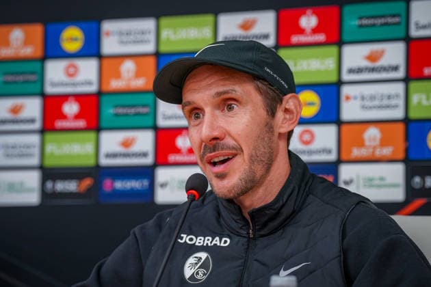 Spanien: Fussball UEFA Europa-League 2025 - 2026, Viertelfinale (Rückspiel) - Celta Vigo vs SC Freiburg - Balaidos (Vigo): Julian Schuster (SC Freiburg, Trainer) Pressekonferenz, Medien, Mimik, Gesichtsausdruck, Emotion Copyright: xJOERANxSTEINSIEKx