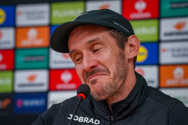 Spanien: Fussball UEFA Europa-League 2025 - 2026, Viertelfinale (Rückspiel) - Celta Vigo vs SC Freiburg - Balaidos (Vigo): Julian Schuster (SC Freiburg, Trainer) Pressekonferenz, Medien, Mimik, Gesichtsausdruck, Emotion Copyright: xJOERANxSTEINSIEKx