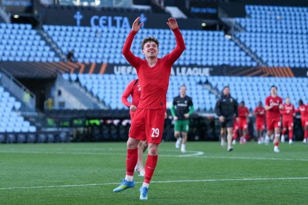 Spanien, Fussball, UEFA Europa League, Viertelfinale, Rückspiel, 2025 2026, RC Celta de Vigo vs. SC Freiburg, 16.04.2026, Estadio Balaidos, Vigo, Jubel, Emotionen, Die Mannschaft feiert den Einzug ins Halbfinale, Philipp Treu (SC Freiburg, 29) Vigo Estadio Balaidos Galicien, Pontevedra Spanien Copyright: xArnexAmbergx