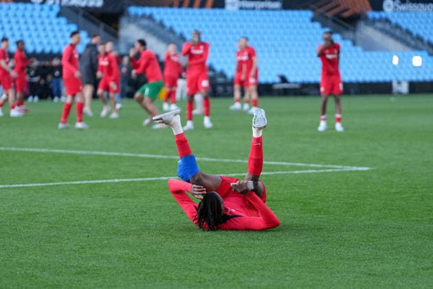 Spanien, Fussball, UEFA Europa League, Viertelfinale, Rückspiel, 2025 2026, RC Celta de Vigo vs. SC Freiburg, 16.04.2026, Estadio Balaidos, Vigo, Jubel, Emotionen, Die Mannschaft feiert den Einzug ins Halbfinale, Johan Manzambi (SC Freiburg, 44) Vigo Estadio Balaidos Galicien, Pontevedra Spanien Copyright: xArnexAmbergx