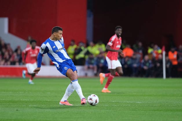 NOTTINGHAM, ENGLAND - APRIL 16: Thiago Silva of FC Porto passing the ball forward during the UEFA Europa league quarter final football match between Nottingham Forest and FC Porto at City Ground on April 16, 2026 in Nottingham, England Copyright: xPaulxBonserx xSportsxPressxPhotox Sportspressphoto_SPR130882