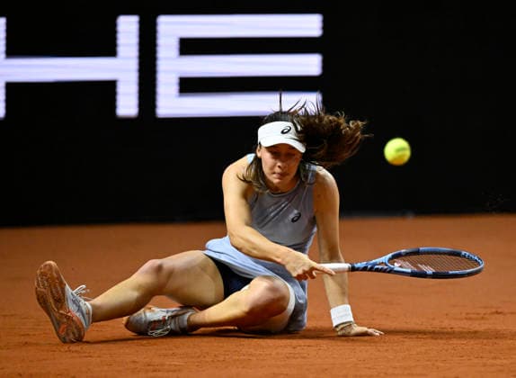 Zeynep Sonmez (TUR) stuerzt faellt zu Boden Tennis Damen Porsche-Cup Porsche Tennis Grand Prix GP Stuttgart 2026 Porsche Arena 11-19.04.2026 DFL REGULATIONS PROHIBIT ANY USE OF PHOTOGRAPHS AS IMAGE SEQUENCES AND OR QUASI-VIDEO Tennis Damen Porsche-Cup Porsche Tennis Grand Prix GP Stuttgart 2026