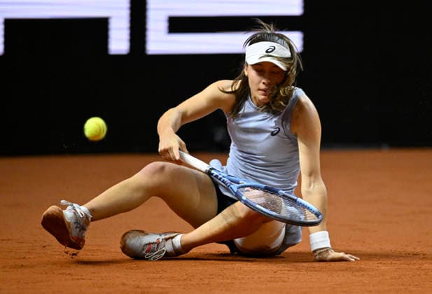 Zeynep Sonmez (TUR) stuerzt faellt zu Boden Tennis Damen Porsche-Cup Porsche Tennis Grand Prix GP Stuttgart 2026 Porsche Arena 11-19.04.2026 DFL REGULATIONS PROHIBIT ANY USE OF PHOTOGRAPHS AS IMAGE SEQUENCES AND OR QUASI-VIDEO Tennis Damen Porsche-Cup Porsche Tennis Grand Prix GP Stuttgart 2026
