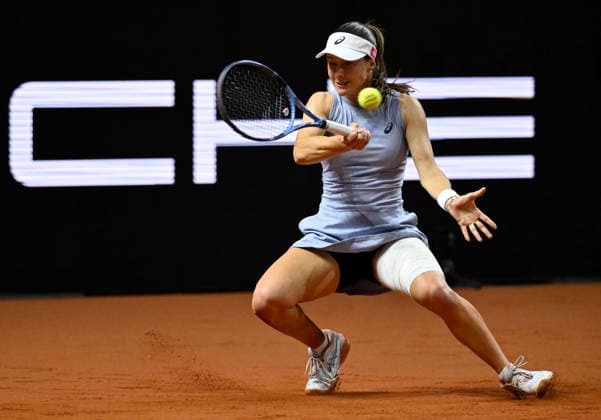 Zeynep Sonmez (TUR) stuerzt faellt zu Boden Tennis Damen Porsche-Cup Porsche Tennis Grand Prix GP Stuttgart 2026 Porsche Arena 11-19.04.2026 DFL REGULATIONS PROHIBIT ANY USE OF PHOTOGRAPHS AS IMAGE SEQUENCES AND OR QUASI-VIDEO Tennis Damen Porsche-Cup Porsche Tennis Grand Prix GP Stuttgart 2026