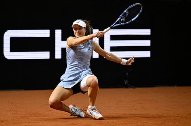 Zeynep Sonmez (TUR) stuerzt faellt zu Boden Tennis Damen Porsche-Cup Porsche Tennis Grand Prix GP Stuttgart 2026 Porsche Arena 11-19.04.2026 DFL REGULATIONS PROHIBIT ANY USE OF PHOTOGRAPHS AS IMAGE SEQUENCES AND OR QUASI-VIDEO Tennis Damen Porsche-Cup Porsche Tennis Grand Prix GP Stuttgart 2026