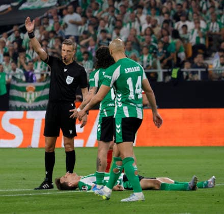 SEVILLA 16 04 2026 ESTADIO DE LA CARTUJA PARTIDO DE VUELTA DE CUARTOS DE FINAL DE UEFA EUROPA LEAGUE REAL BETIS-SPORTING BRAGA .archsev FOTO MANUEL GOMEZ SEVILLA 16 04 2026 ESTADIO DE LA CARTUJA PARTIDO DE VUELTA DE CUARTOS DE FINAL DE UEFA EUROPA LEAGUE REAL BETIS-SPORTING BRAGA .archsev FOTO MANUEL GOMEZ LESION DE LLORENTE Copyright: xMANUxGOMEZx