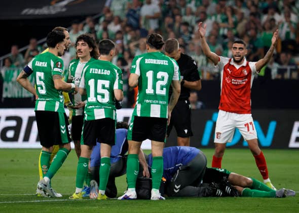SEVILLA 16 04 2026 ESTADIO DE LA CARTUJA PARTIDO DE VUELTA DE CUARTOS DE FINAL DE UEFA EUROPA LEAGUE REAL BETIS-SPORTING BRAGA .archsev FOTO MANUEL GOMEZ SEVILLA 16 04 2026 ESTADIO DE LA CARTUJA PARTIDO DE VUELTA DE CUARTOS DE FINAL DE UEFA EUROPA LEAGUE REAL BETIS-SPORTING BRAGA .archsev FOTO MANUEL GOMEZ LESION DE LLORENTE Copyright: xMANUxGOMEZx