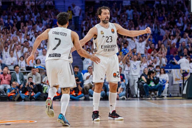 ESP: Real Madrid v Crvena Zvezda Meridianbet Belgrade Euroleague. Facundo Campazzo and Sergio Llull of Real Madrid during the Euroleague match, between Real Madrid and Crvena Zvezda Meridianbet Belgrade played at Movistar Arena Stadium on April 16, 2026 in Madrid Spain Madrid Spain Basketball Copyright: xAlbaxPachecox xAgenciaxLOFx