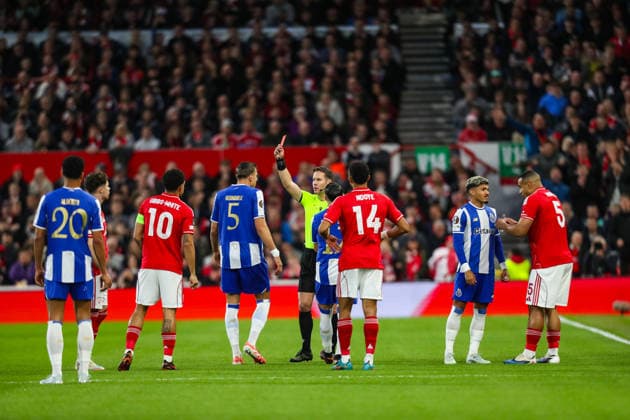 Nottingham Forest v FC Porto, UEFA Europa League Jan Bednarek Of FC Porto is shown a red card by Referee Danny Makkelie during the Nottingham Forest v FC Porto UEFA Europa League match at the City Ground, West Bridgford, England on 16 April 2026 Credit: Lee Keuneke Every Second Media Editorial use only. All images are copyright Every Second Media Limited. No images may be reproduced without prior permission. Copyright: xIMAGO EveryxSecondxMediax ESM-1913-0033 LeexKeunekex xEveryxSecondxMediax