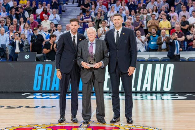 ESP: Real Madrid v Crvena Zvezda Meridianbet Belgrade Euroleague. Tribute to Emiliano Rodriguez, ex player of Real Madrid with Rudy Fernandez and Felipe Reyes during the Euroleague match, between Real Madrid and Crvena Zvezda Meridianbet Belgrade played at Movistar Arena Stadium on April 16, 2026 in Madrid Spain Madrid Spain Basketball Copyright: xAlbaxPachecox xAgenciaxLOFx