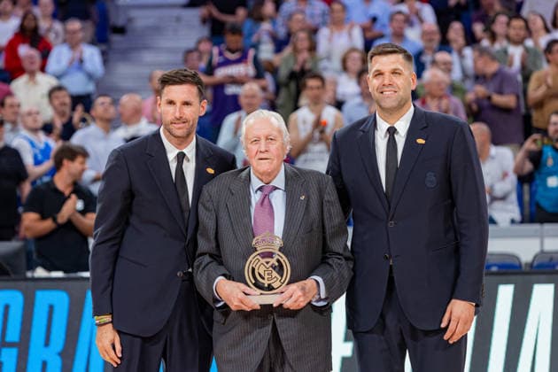 ESP: Real Madrid v Crvena Zvezda Meridianbet Belgrade Euroleague. Tribute to Emiliano Rodriguez, ex player of Real Madrid during the Euroleague match, between Real Madrid and Crvena Zvezda Meridianbet Belgrade played at Movistar Arena Stadium on April 16, 2026 in Madrid Spain Madrid Spain Basketball Copyright: xAlbaxPachecox xAgenciaxLOFx