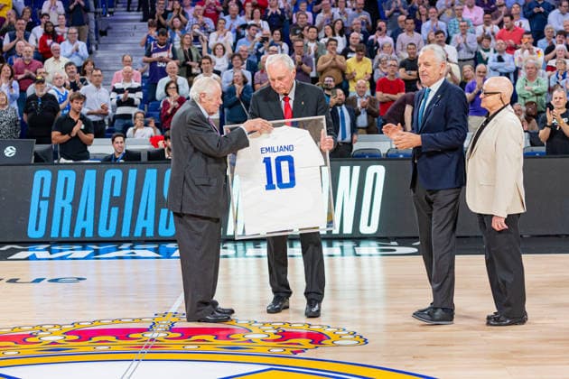 ESP: Real Madrid v Crvena Zvezda Meridianbet Belgrade Euroleague. Tribute to Emiliano Rodriguez, ex player of Real Madrid during the Euroleague match, between Real Madrid and Crvena Zvezda Meridianbet Belgrade played at Movistar Arena Stadium on April 16, 2026 in Madrid Spain Madrid Spain Basketball Copyright: xAlbaxPachecox xAgenciaxLOFx