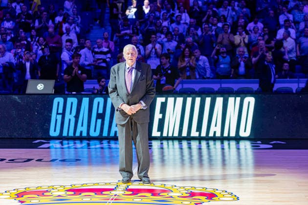 ESP: Real Madrid v Crvena Zvezda Meridianbet Belgrade Euroleague. Tribute to Emiliano Rodriguez, ex player of Real Madrid during the Euroleague match, between Real Madrid and Crvena Zvezda Meridianbet Belgrade played at Movistar Arena Stadium on April 16, 2026 in Madrid Spain Madrid Spain Basketball Copyright: xAlbaxPachecox xAgenciaxLOFx