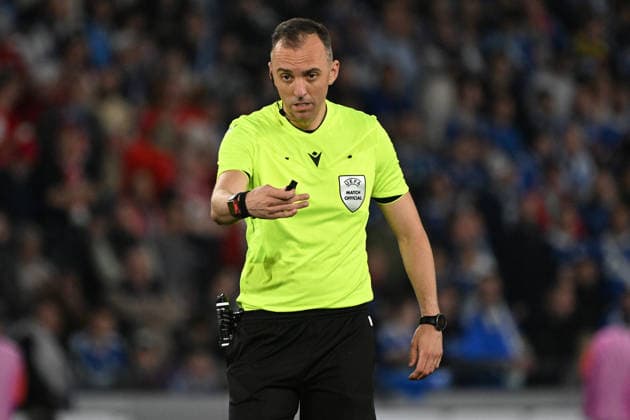 16.04.2026, xjhx, Fussball UEFA Conference League, Racing Straßburg - 1.FSV Mainz 05 v.l. Schiedsrichter Referee Joao Pinheiro (Portugal) gibt Anweisungen, gestikuliert, mit den Armen gestikulieren gives instructions, gesticulate (DFL DFB REGULATIONS PROHIBIT ANY USE OF PHOTOGRAPHS as IMAGE SEQUENCES and or QUASI-VIDEO) Straßburg *** 16 04 2026, xjhx, Football UEFA Conference League, Racing Strasbourg 1 FSV Mainz 05 v l Referee Referee Joao Pinheiro Portugal gives instructions, gesticulates, gesticulate with arms gives instructions, gesticulate DFL DFB REGULATIONS PROHIBIT ANY USE OF PHOTOGRAPHS as IMAGE SEQUENCES and or QUASI VIDEO Strasbourg