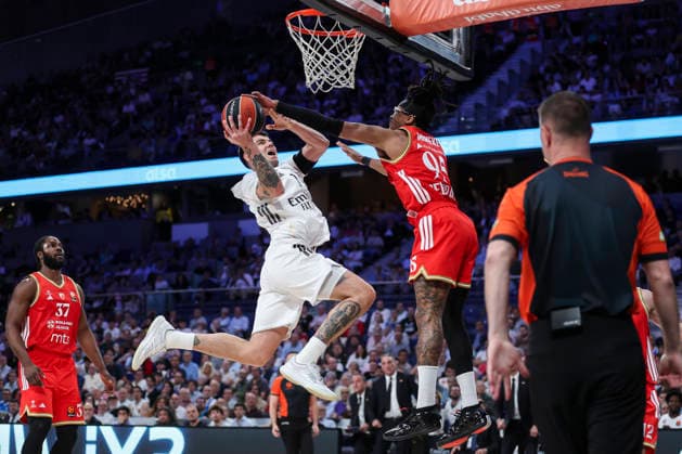 April 16, 2026, Madrid, Madrid, Spain: Gabriel Deck of Real Madrid and Chima Moneke of Crvena Zvezda in action during the Turkish Airlines EuroLeague Regular Season Round 38 match between Real Madrid and Crvena Zvezda Meridianbet Belgrade at Movistar Arena on April 16, 2026, in Madrid, Spain. Real Madrid V Crvena Zvezda Meridianbet Belgrade - Turkish Airlines EuroLeague  - ZUMAa181 20260416_zaa_a181_263 Copyright: xIrinaxR.xHipolitox
