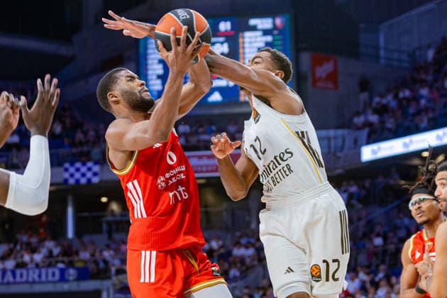 ESP: Real Madrid v Crvena Zvezda Meridianbet Belgrade Euroleague. Buttler of Crvena Zvezda and Theo Maledon of Real Madrid during the Euroleague match, between Real Madrid and Crvena Zvezda Meridianbet Belgrade played at Movistar Arena Stadium on April 16, 2026 in Madrid Spain Madrid Spain Basketball Copyright: xAlbaxPachecox xAgenciaxLOFx