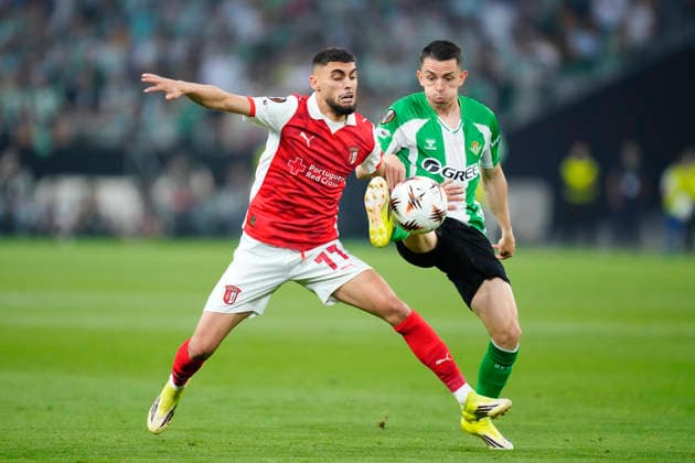 Real Betis Balompie v SC Braga - UEFA Europa League 2025 26 Quarter-Final Second Leg Alvaro Fidalgo central midfield of Betis and Mexico and Gabri Martinez left winger of Braga and Spain compete for the ball during the UEFA Europa League 2025 26 Quarter-Final Leg Two match between Real Betis Balompie and SC Braga at estadio La Cartuja on April 16, 2026 in Seville, Spain. Sevilla Spain  Copyright: xJosexBretonx originalFilename:bretonhernandez-realbeti260416_npKCr.jpg