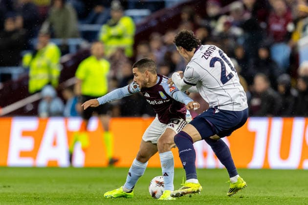 Aston Villa v Bologna, Europa League Aston Villa midfielder Emi Buendia (10) battles for possession during the Europa League match between Aston Villa and Bologna at Villa Park, Birmingham, UK on 16 April 2026. Birmingham Villa Park West Midlands UK Editorial use only , Copyright: xManjitxNarotrax PSI-24080-0039