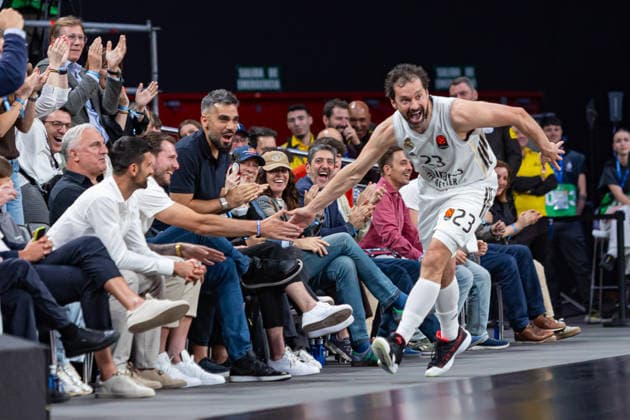 ESP: Real Madrid v Crvena Zvezda Meridianbet Belgrade Euroleague. Sergio Llull of Real Madrid and Luka Doncic during the Euroleague match, between Real Madrid and Crvena Zvezda Meridianbet Belgrade played at Movistar Arena Stadium on April 16, 2026 in Madrid Spain Madrid Spain Basketball Copyright: xAlbaxPachecox xAgenciaxLOFx