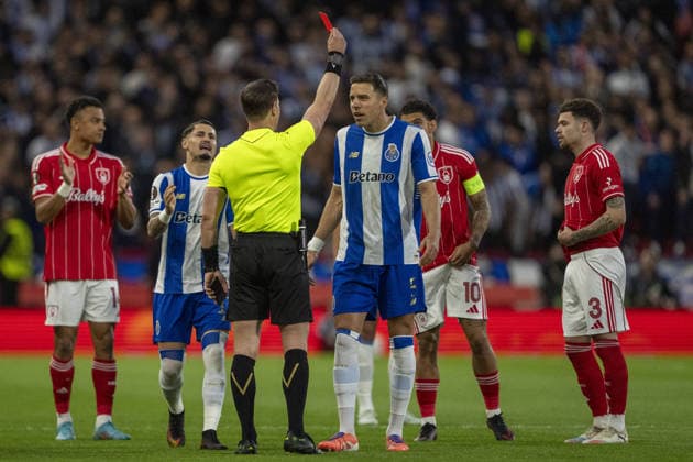 NOTTINGHAM, ENGLAND - APRIL 16: Referee Danny Makkelie shows red card to Jan Bednarek of Porto during a UEFA Europa League match between Nottingham Forest and Porto at City Ground on April 16, 2026 in Nottingham, England. (Photo by Pedro Loureiro Sports Press Photo) Copyright: xPedroxLoureiro SportsxPressxPhotox Sportspressphoto_SPR130976