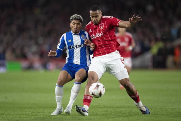NOTTINGHAM, ENGLAND - APRIL 16: Murillo of Nottingham Forest and William Gomes of Porto fight for possession during a UEFA Europa League match between Nottingham Forest and Porto at City Ground on April 16, 2026 in Nottingham, England. (Photo by Pedro Loureiro Sports Press Photo) Copyright: xPedroxLoureiro SportsxPressxPhotox Sportspressphoto_SPR130989