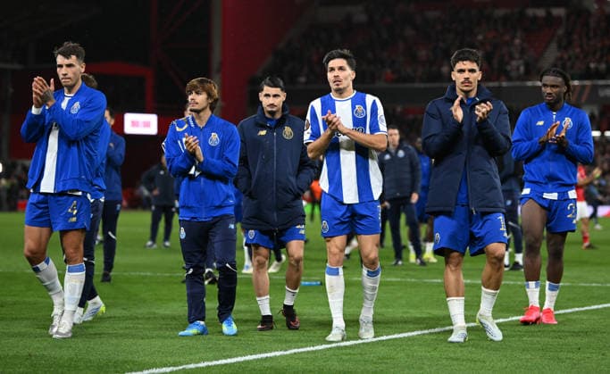 Nottingham, England, 16th April 2026. Dejected Fc Porto players clap their fans during the Nottingham Forest vs FC Porto UEFA Europa League quarter final 2nd leg match at the City Ground, Nottingham. Picture credit should read: Harriet Massey Sportimage EDITORIAL USE ONLY. No use with unauthorised audio, video, data, fixture lists, club league logos or live services. Online in-match use limited to 120 images, no video emulation. No use in betting, games or single club league player publications. SPI_048_FOREST_V_PORTO SPI-4690-0052