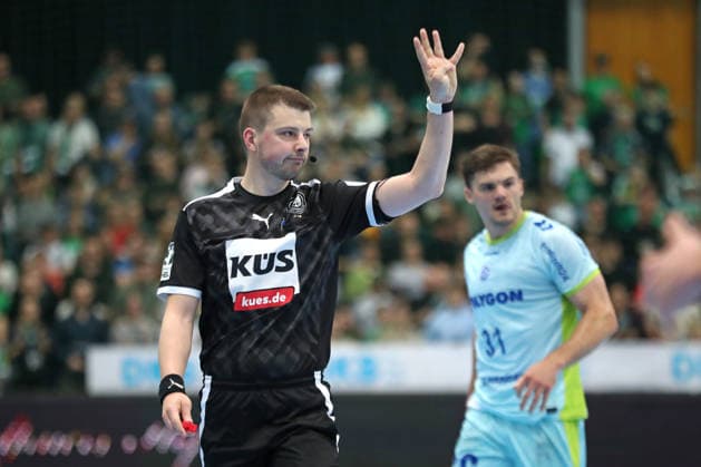 Handball DAIKIN HBL, SC DHfK Leipzig - VfL Gummersbach; 16.04.2026 Schiedsrichter Malte Frank mit einer Geste, die noch vier Ballkontakte anzeigt. Handball, DAIKIN HBL, 1. Bundesliga, Saison 2025 2026, 21. Spieltag (Nachholer): SC DHfK Leipzig vs. VfL Gummersbach am 16.04.2026 in der Quarterback Immobilien Arena Leipzig. Copyright: xBEAUTIFULxSPORTS JanxKaeferx