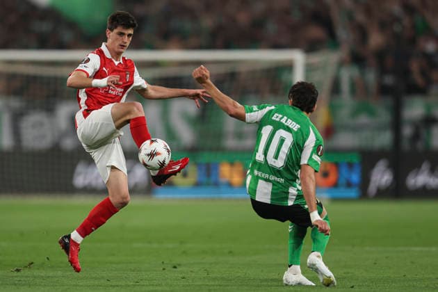 ESP: Real Betis-SC Braga. UEFA Europa League. Quarter-Finals, second Leg. Pau Victor of SC Braga and Abde Ezzalzouli of Real Betis during the UEFA Europa League match, Quarter-Finals, second leg between Real Betis and SC Braga. Olimpico de la Cartuja Stadium on April 17, 2026 in Sevilla, Spain. kpng Copyright: xAntonioxPozox xPRESSINPHOTOx AP_260417_BET_BRA_2526_003