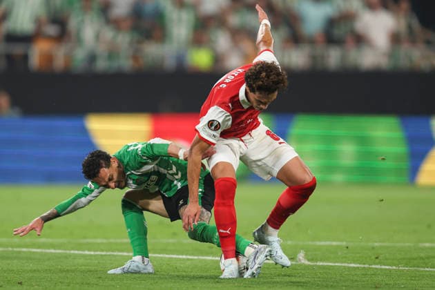 ESP: Real Betis-SC Braga. UEFA Europa League. Quarter-Finals, second Leg. Antony Dos Santos of Real Betis and Vitor Carvalho of SC Braga during the UEFA Europa League match, Quarter-Finals, second leg between Real Betis and SC Braga. Olimpico de la Cartuja Stadium on April 17, 2026 in Sevilla, Spain. kpng Copyright: xAntonioxPozox xPRESSINPHOTOx AP_260417_BET_BRA_2526_025