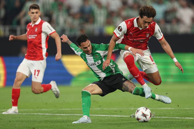 ESP: Real Betis-SC Braga. UEFA Europa League. Quarter-Finals, second Leg. Antony Dos Santos of Real Betis and Vitor Carvalho of SC Braga during the UEFA Europa League match, Quarter-Finals, second leg between Real Betis and SC Braga. Olimpico de la Cartuja Stadium on April 17, 2026 in Sevilla, Spain. kpng Copyright: xAntonioxPozox xPRESSINPHOTOx AP_260417_BET_BRA_2526_024