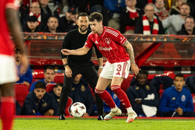 RECORD DATE NOT STATED 16th April 2026; The City Ground, Nottingham, England; UEFA Europa League Football, Nottingham Forest versus Porto; Neco Williams of Nottingham Forest on the ball watched closely by FC Porto Head Coach Francesco Farioli GodfreyxPitt