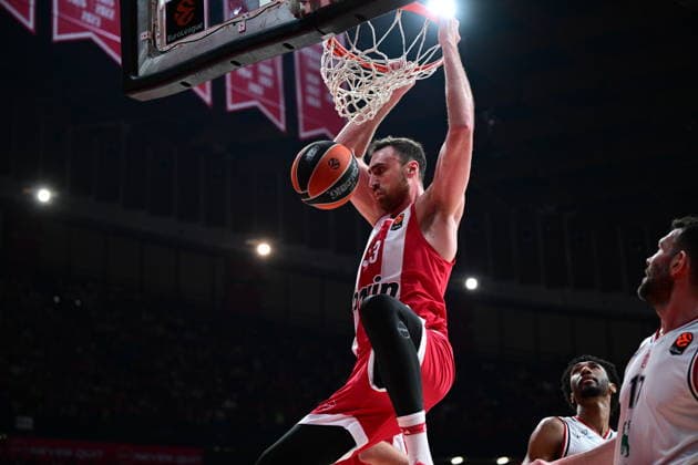 EuroLeague Basketball, Olympiacos Piraeus vs EA7 Emporio Armani Milan - Nikola Milutinov, 33 of Olympiacos Piraeus in action during the Euroleague regular season basketball match between Olympiacos Piraeus and EA7 Emporio Armani Milan held at Peace and Friendship Stadium in Piraeus, Grecee, 16 April 2026. PIRAEUS Greece Copyright: xOnexInchxProductionsx 6935735