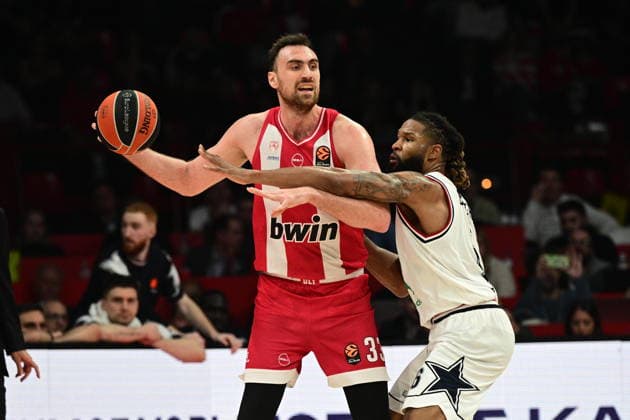 EuroLeague Basketball, Olympiacos Piraeus vs EA7 Emporio Armani Milan - Nikola Milutinov, 33 of Olympiacos Piraeus in action during the Euroleague regular season basketball match between Olympiacos Piraeus and EA7 Emporio Armani Milan held at Peace and Friendship Stadium in Piraeus, Grecee, 16 April 2026. PIRAEUS Greece Copyright: xOnexInchxProductionsx 6935953