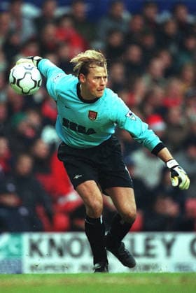 Liverpool V Arsenal, Premier League Alex Manninger of Arsenal throwing the ball during the Premier League match between Liverpool and Arsenal at Anfield on December 23, 2000 in Liverpool, England. Liverpool Anfield England United Kingdom Copyright: xAllstarxPicturexLibraryxLtdx