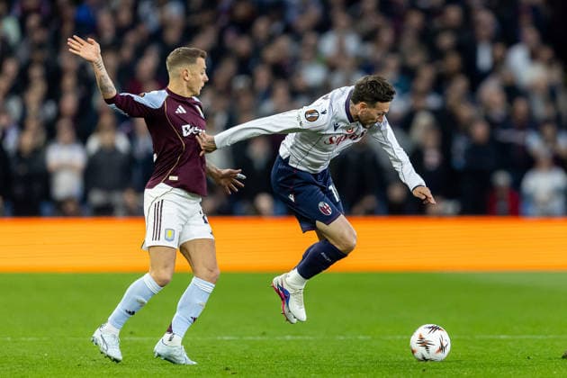 Aston Villa v Bologna, Europa League Bologna forward Federico Bernardeschi (10) battles for possession with Aston Villa defender Lucas Digne (12) during the Europa League match between Aston Villa and Bologna at Villa Park, Birmingham, UK on 16 April 2026. Birmingham Villa Park West Midlands UK Editorial use only , Copyright: xManjitxNarotrax PSI-24080-0082