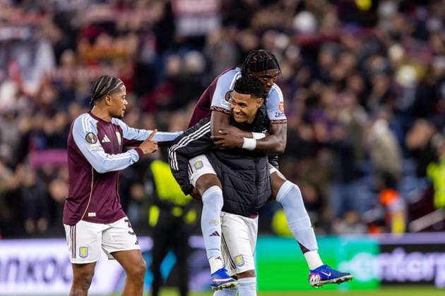 Aston Villa v Bologna, Europa League Aston Villa forward Ollie Watkins (11) celebrates win with Aston Villa forward Tammy Abraham (18) and Aston Villa midfielder Leon Bailey (31) after the Europa League match between Aston Villa and Bologna at Villa Park, Birmingham, UK on 16 April 2026. Birmingham Villa Park West Midlands UK Editorial use only , Copyright: xManjitxNarotrax PSI-24080-0135
