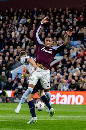 Aston Villa v Bologna, Europa League Aston Villa defender Ezri Konsa (4) looks for foul in bix but not given during the Europa League match between Aston Villa and Bologna at Villa Park, Birmingham, UK on 16 April 2026. Birmingham Villa Park West Midlands UK Editorial use only , Copyright: xManjitxNarotrax PSI-24080-0145