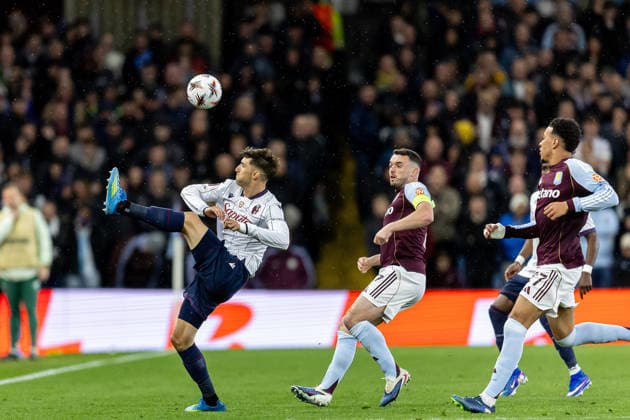 Aston Villa v Bologna, Europa League Bologna defender Juan Miranda (33) clears ball during the Europa League match between Aston Villa and Bologna at Villa Park, Birmingham, UK on 16 April 2026. Birmingham Villa Park West Midlands UK Editorial use only , Copyright: xManjitxNarotrax PSI-24080-0169