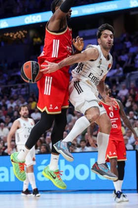 April 16, 2026, Madrid, Madrid, Spain: Ebuka Izundu of Crvena Zvezda and Facundo Campazzo of Real Madrid in action during the Turkish Airlines EuroLeague Regular Season Round 38 match between Real Madrid and Crvena Zvezda Meridianbet Belgrade at Movistar Arena on April 16, 2026, in Madrid, Spain. Madrid Spain - ZUMAa181 20260416_zaa_a181_296 Copyright: xIrinaxR.xHipolitox