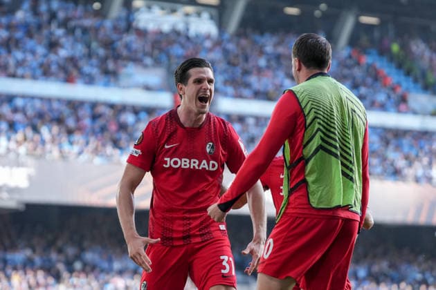 Spanien, Fussball, UEFA Europa League, Viertelfinale, Rückspiel, 2025 2026, RC Celta de Vigo vs. SC Freiburg, 16.04.2026, Estadio Balaidos, Vigo, Igor Matanovic (SC Freiburg, 31), Christian Günter Christian Guenter (SC Freiburg, 30) Torjubel, Emotionen, Torschuss, Abschluss, Torerfolg, Tor, Treffer Vigo Estadio Balaidos Galicien, Pontevedra Spanien Copyright: xArnexAmbergx